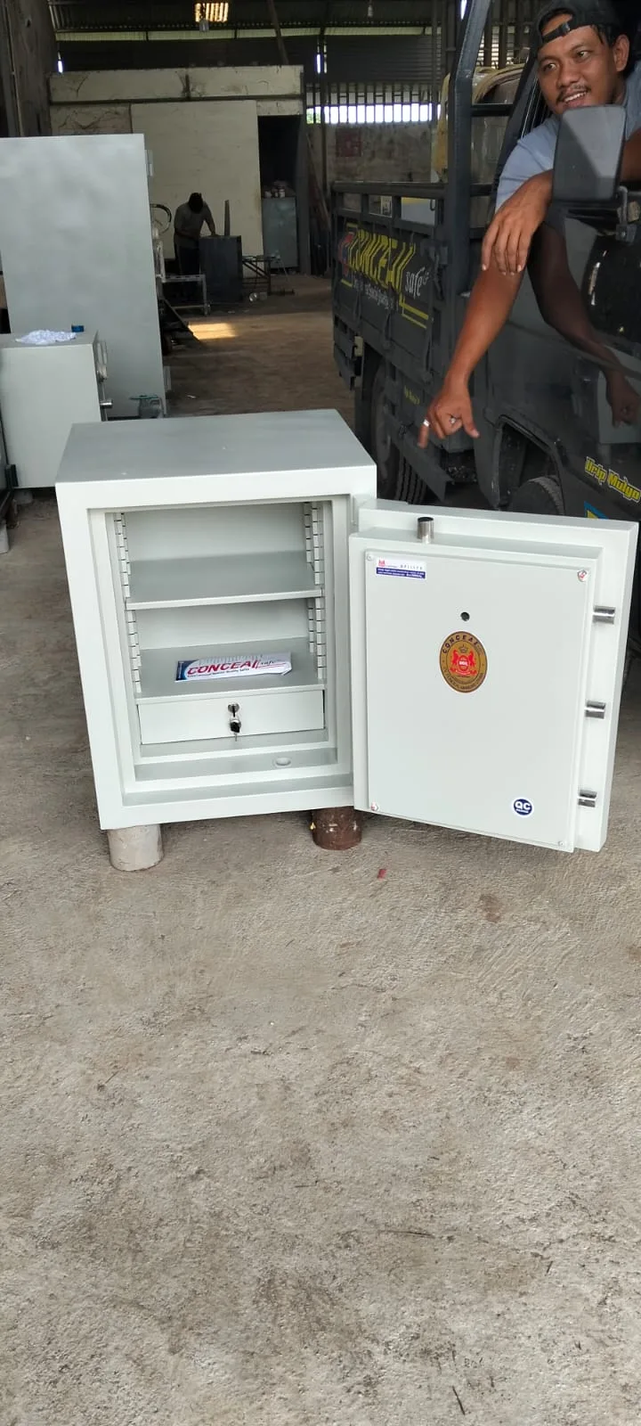 Brankas rumah tahan api tipe Defender 2 uk T72 x L58cm