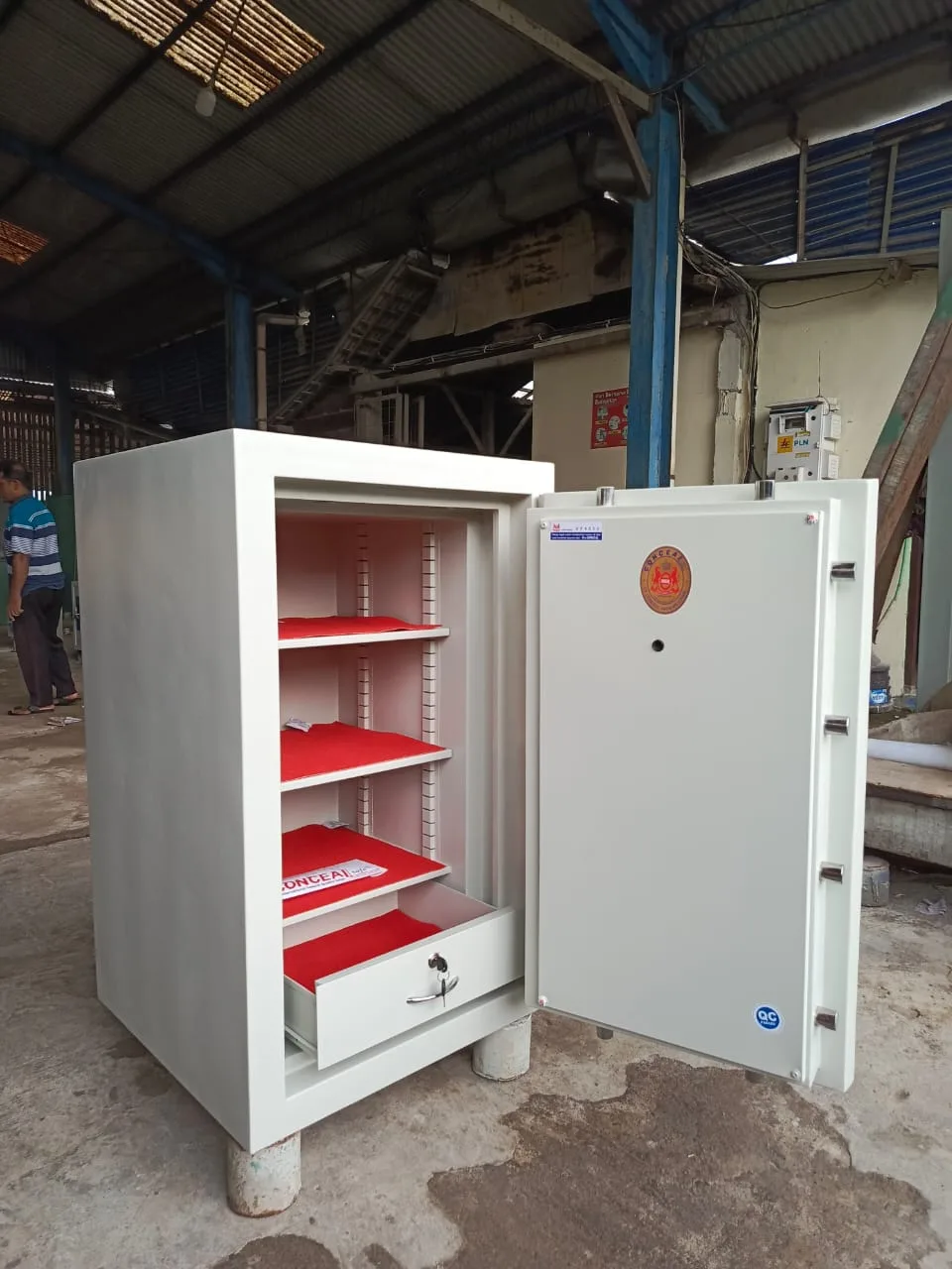 Brankas rumah tahan api tipe Defender 4 uk T105 x L65cm