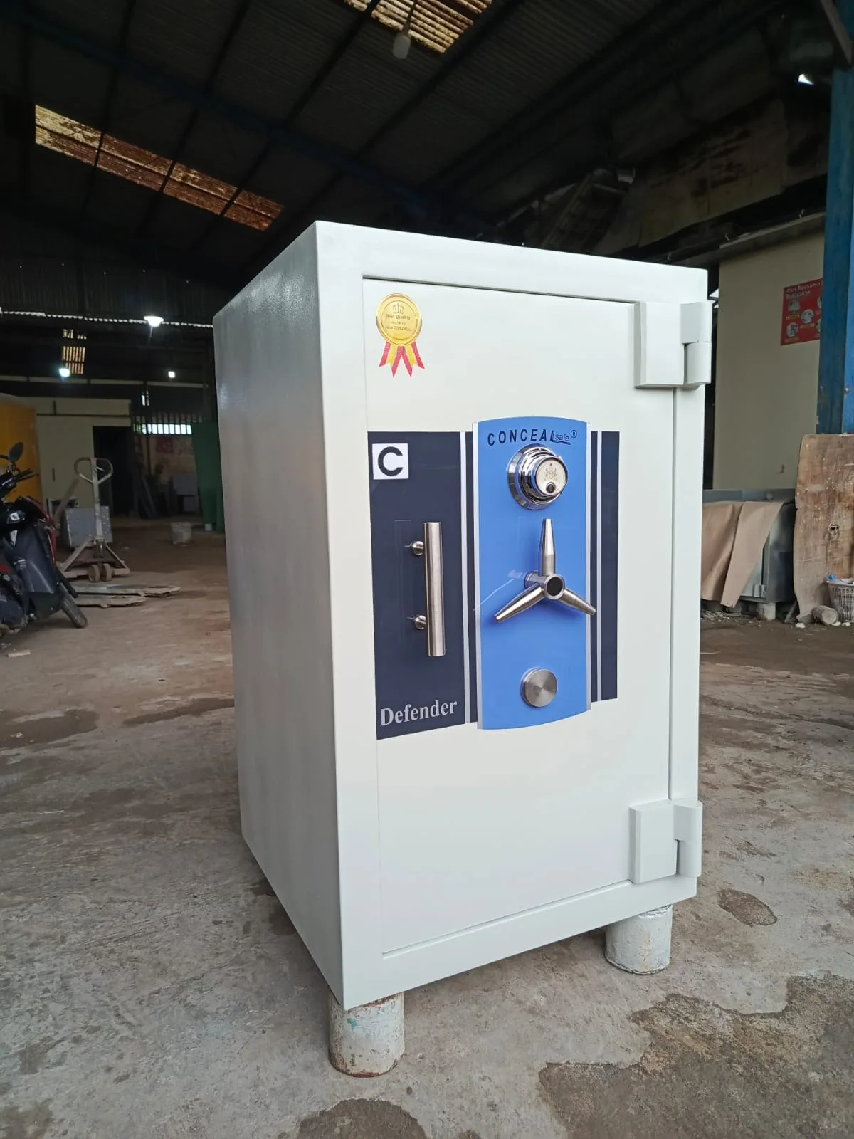 Brankas rumah tahan api tipe Defender 4 uk T105 x L65cm
