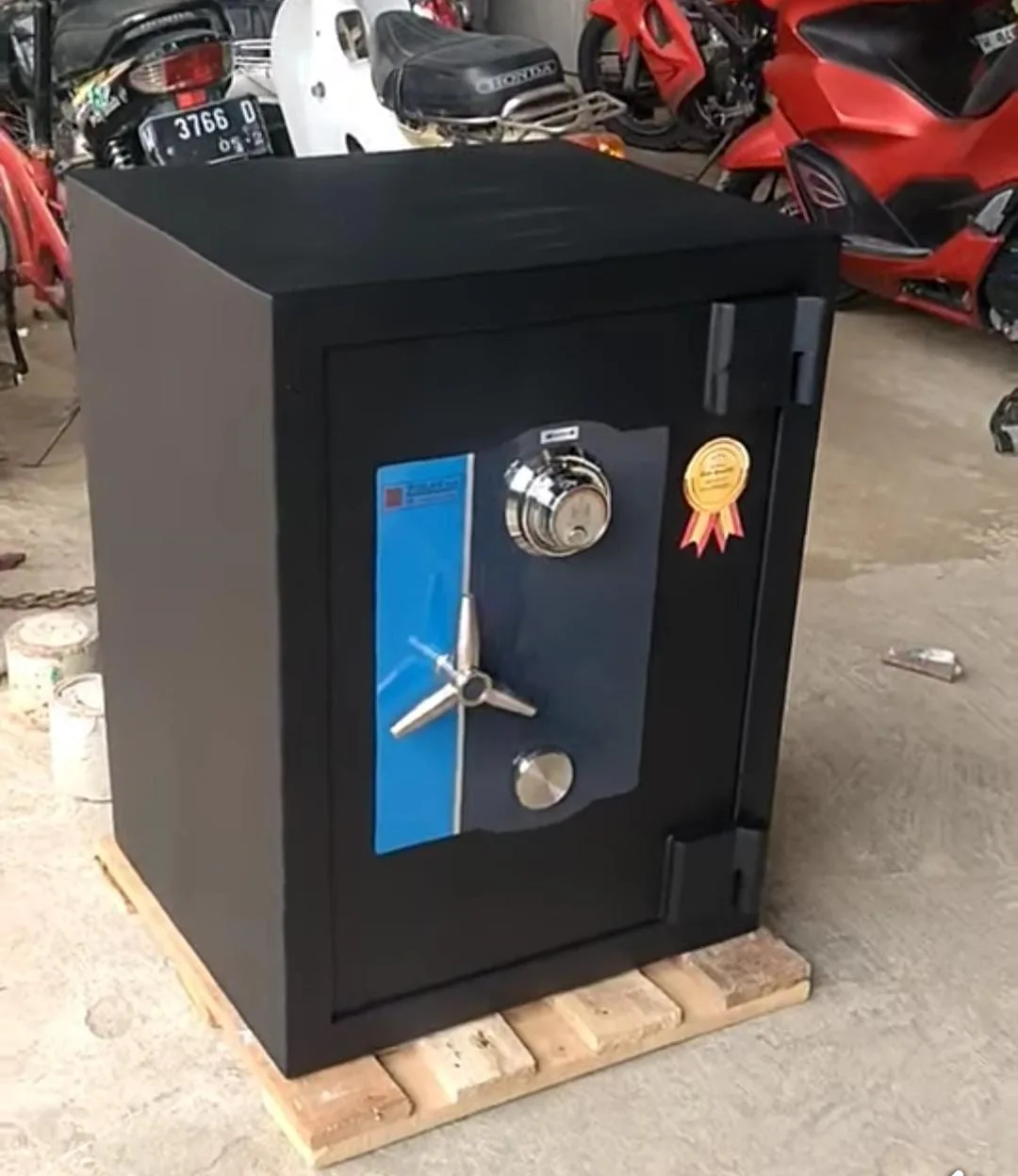 Brankas rumah tahan api tipe zigler 2 uk T70 x L56cm